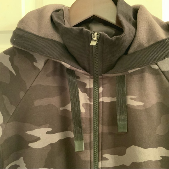 Athleta Triumph Printed Hoodie - Camo - NWT - Medium - Picture 6 of 11